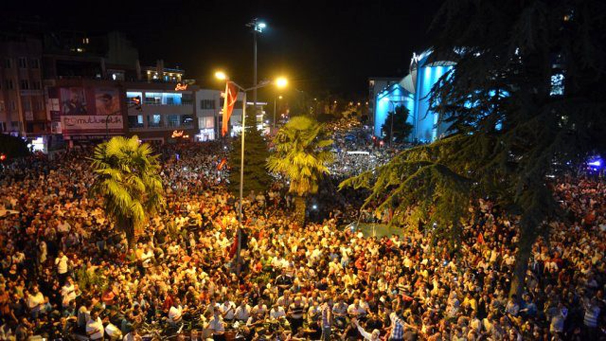 Belediye Meydanının Yeni Adı \'15 Temmuz Demokrasi Meydanı\'