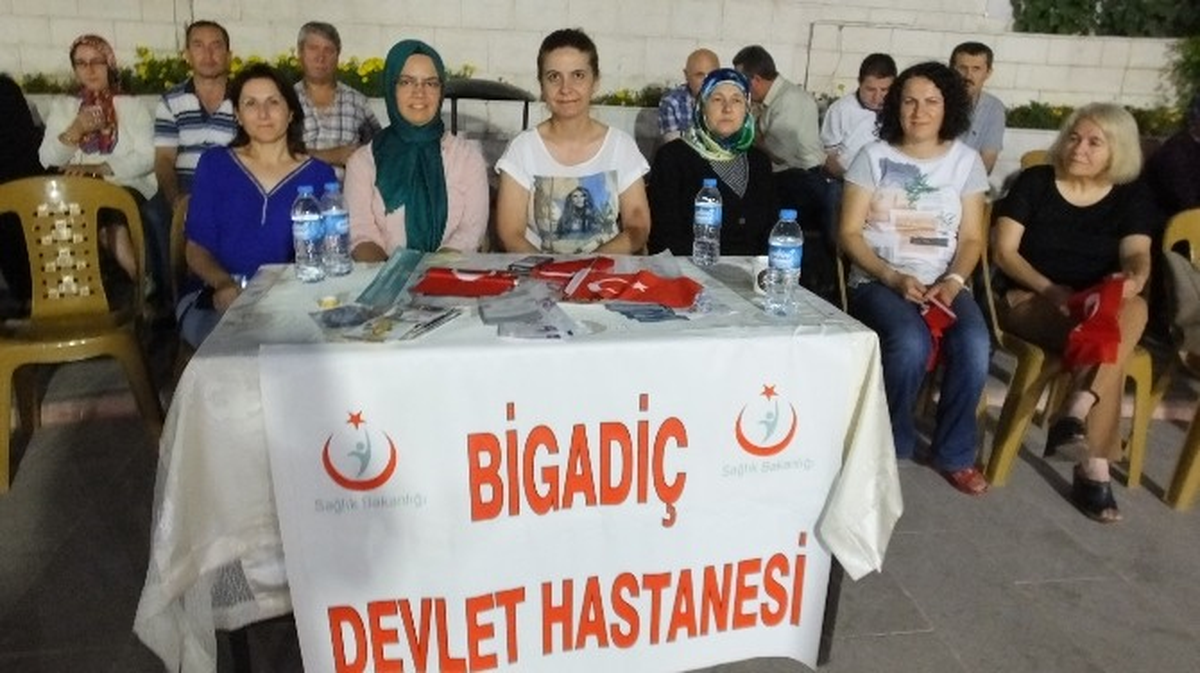 Bigadiç\'te Demokrasi Nöbetinde Sağlık Standı