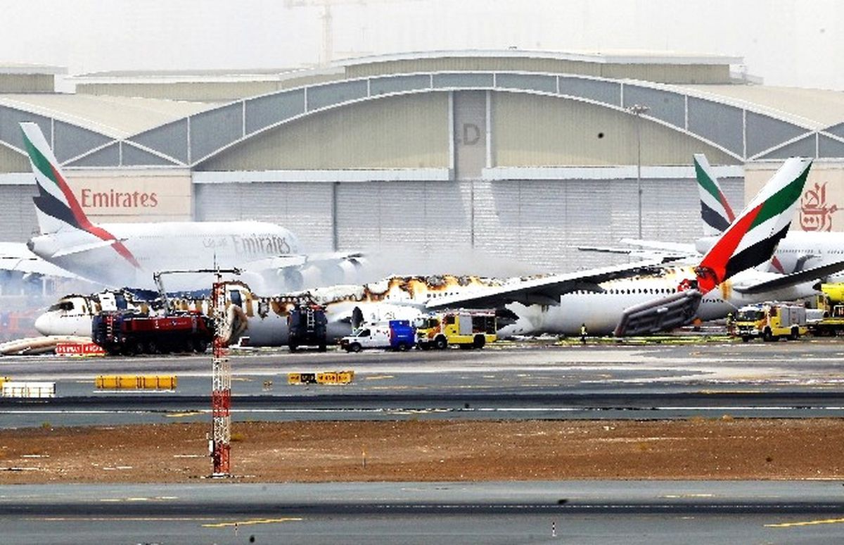 Boeing 777 Emirates Uçağı Dubai\'ye İnişinde Dumanlar İçinde Kaldı
