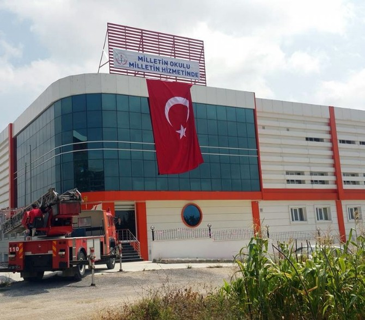 Bolu\'da El Konulan Fetö Okullarına \'Milletin Okulu, Milletin Hizmetinde\' Pankartı Asıldı