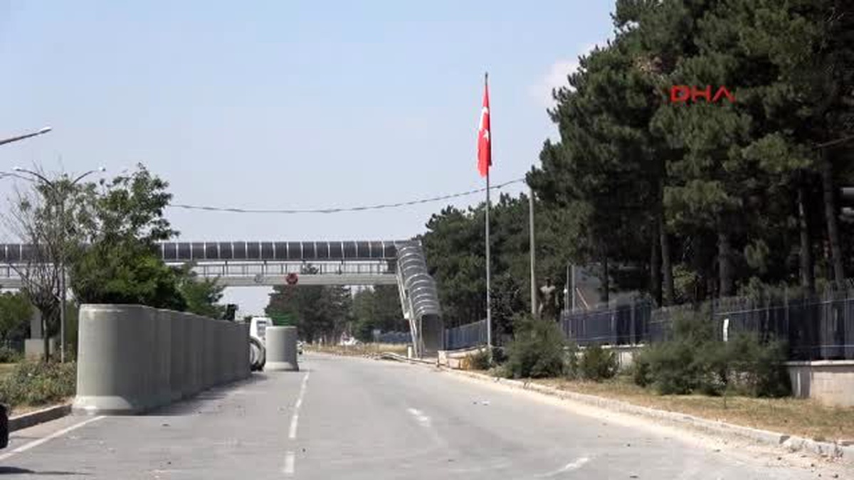 Tugay ve Jandarma Komutanlığı\'nın Önündeki Beton Bloklar Kaldırılıyor
