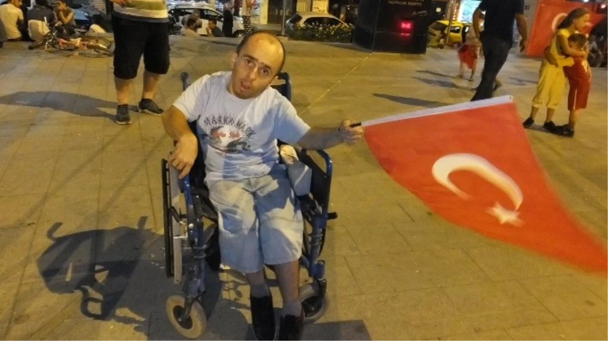 Burhaniye\'de Demokrasi Nöbetine Engelli Desteği