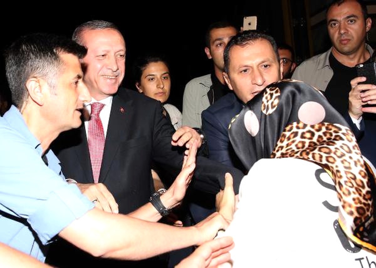 Cumhurbaşkanı Erdoğan, Cumhurbaşkanlığı Sarayı Önünde \'Demokrasi Nöbeti\' Tutan Vatandaşları Ziyaret...