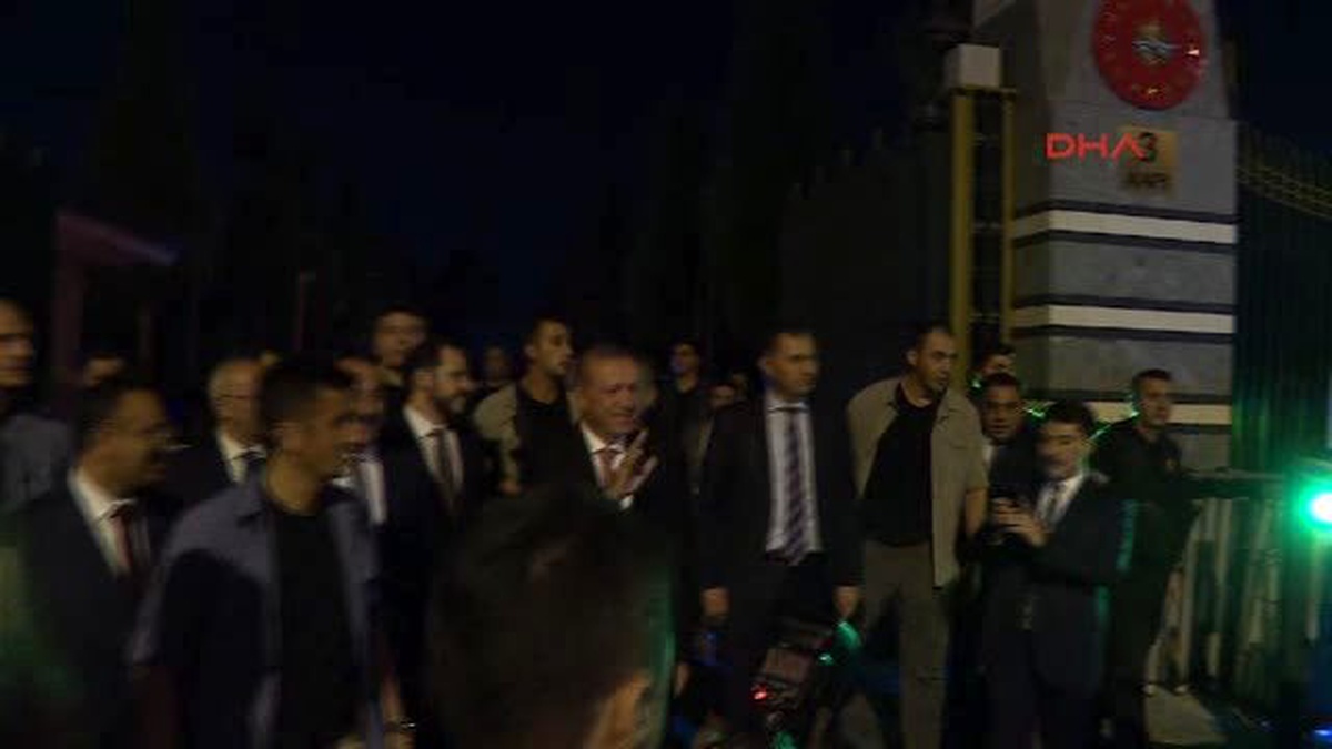 Cumhurbaşkanı Erdoğan, Cumhurbaşkanlığı Sarayı Önünde \'Demokrasi Nöbeti\' Tutan Vatandaşları Ziyaret...