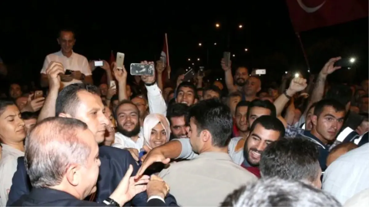 Erdoğan, Vatandaşlarla Demokrasi Nöbeti Tuttu