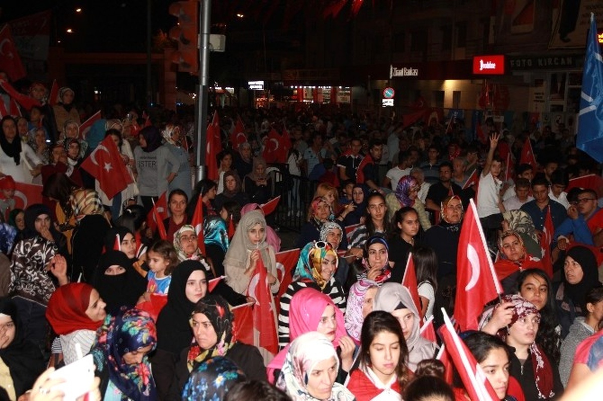 Demokrasi Nöbeti İlk Günkü Heyecanla Sürüyor