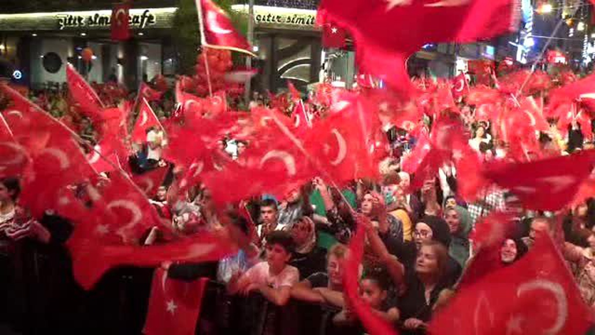 Demokrasi Nöbeti\'nde Cnn Türk Ekranında Başbakan Yıldırım\'ı İzlediler