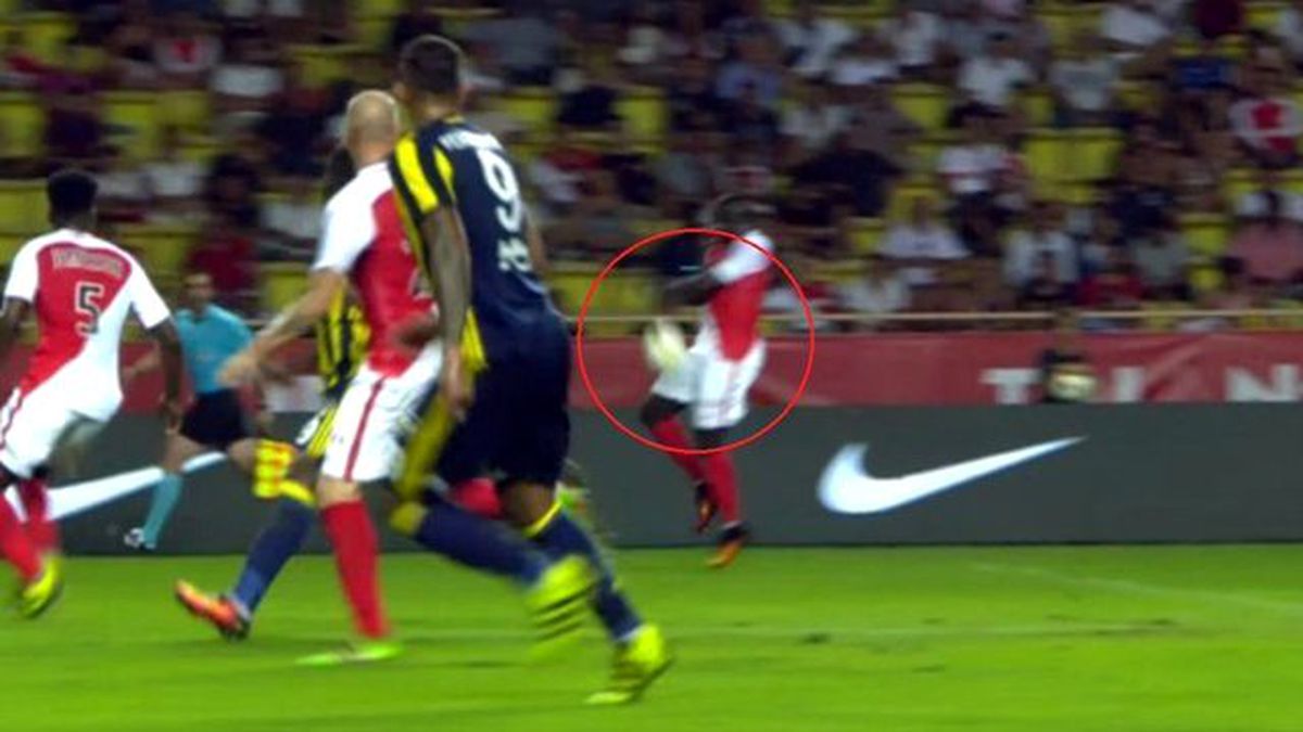Hakem, Monaco'lu Oyuncunun Ceza Sahası İçindeki Elle Oynamasını Görmedi