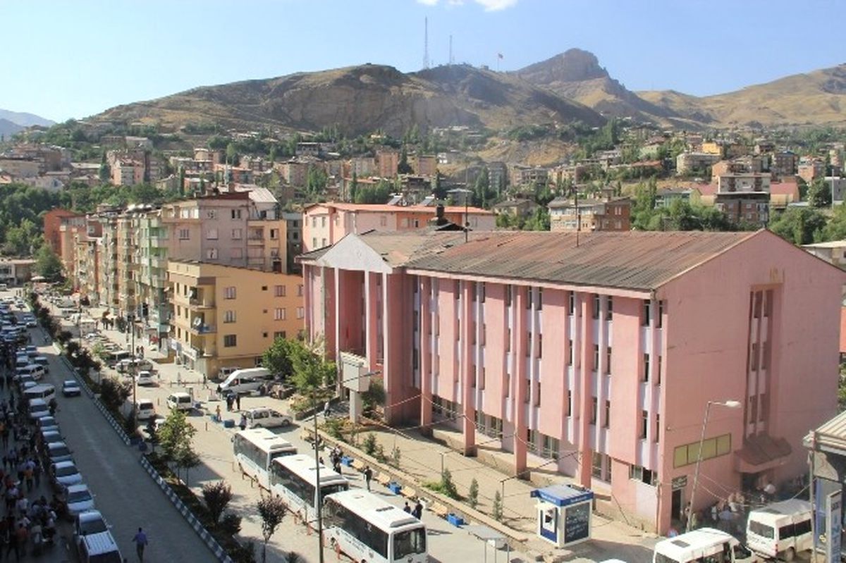Hakkari\'de Aşırı Sıcaklar Bunalttı