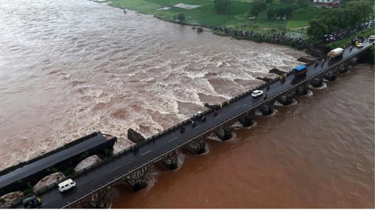 Hindistan\'da Köprü Çöktü: 22 Kişi Kayıp