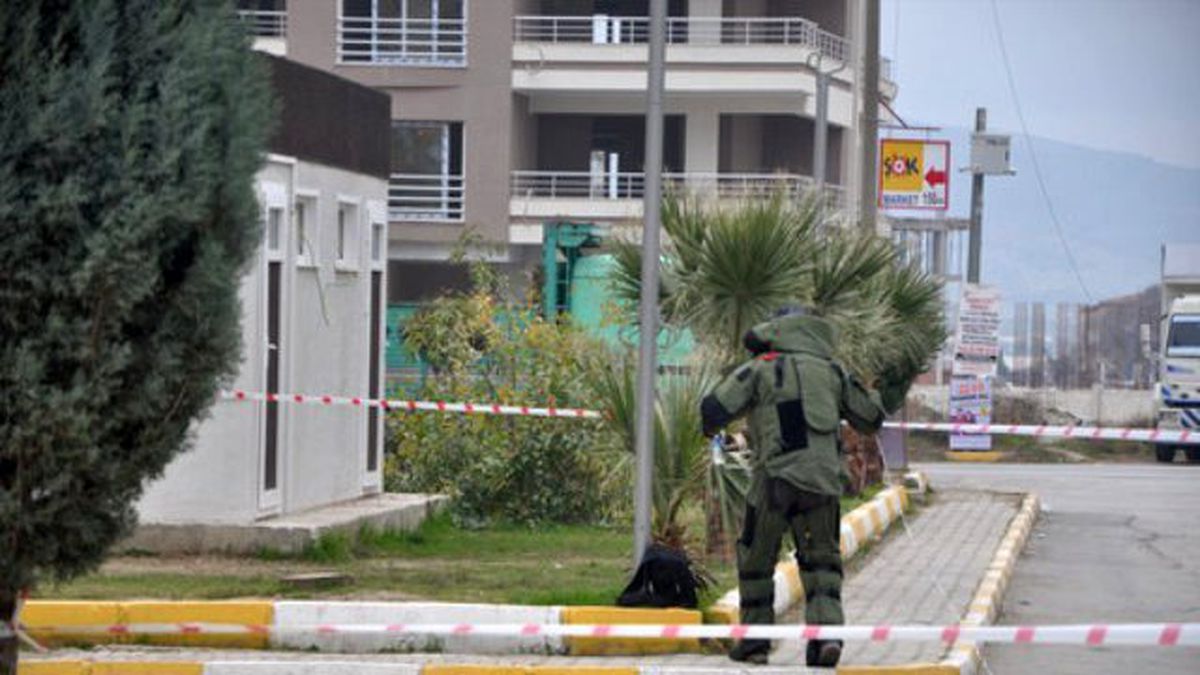 Şüpheli Çantaya Canını Hiçe Sayarak Baktı