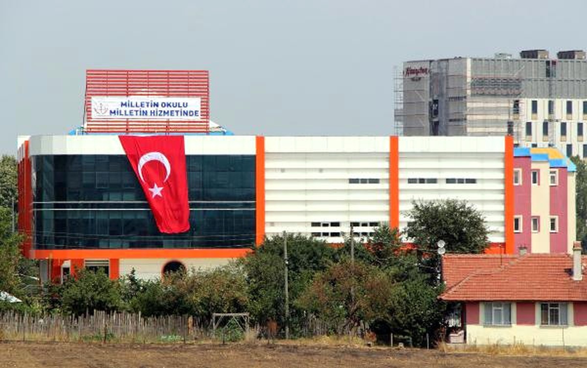 Kapatılan Okullara, \'Milletin Okulu Milletin Hizmetinde\' Pankartı