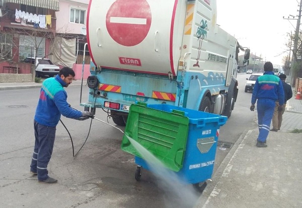 Kartepe\'de Konteynerler Dezenfekte Ediliyor