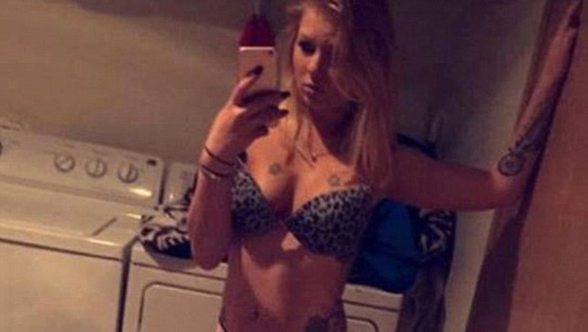 Kocasının Facebook\'una Koyduğu Selfie Sadakatsizliğinin İfşası Oldu