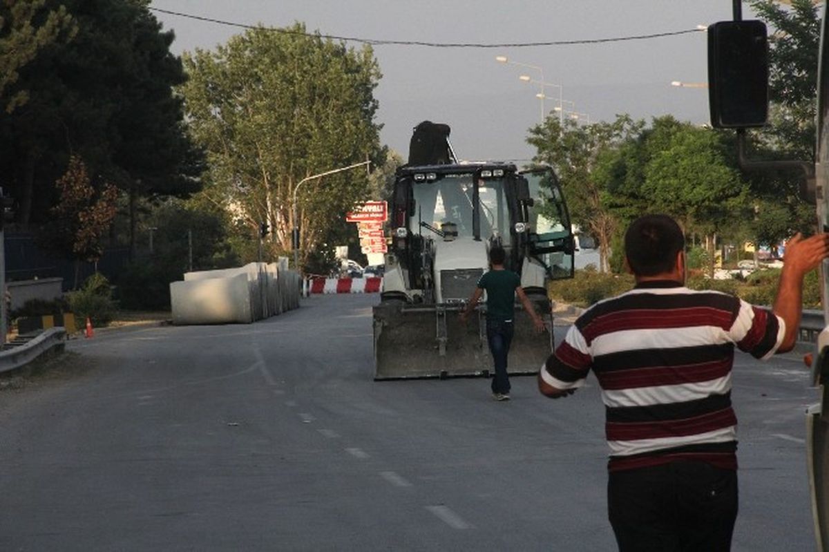 Komando Tugayı\'nın Önündeki Beton Bloklar Kaldırıldı