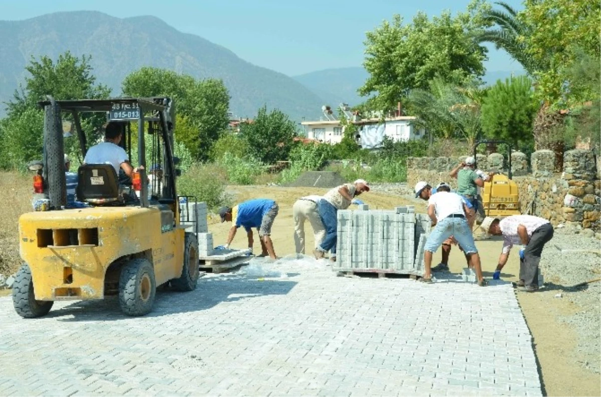 Köyceğiz\'de Kilit Parke Döşeme Çalışmaları Devam Ediyor