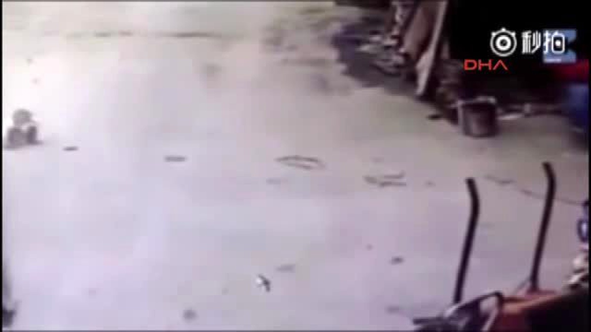 Küçük Çocuk Kamyonun Altından Burnu Bile Kanamadan Çıktı