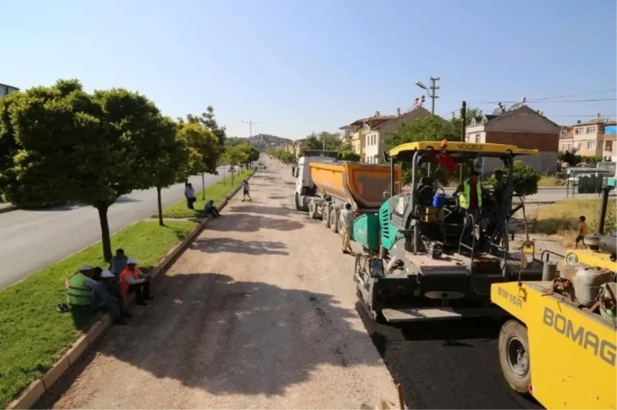 Osmanlı Mahallesi Tennuri Caddesi\'nde Asfaltlama Çalışması