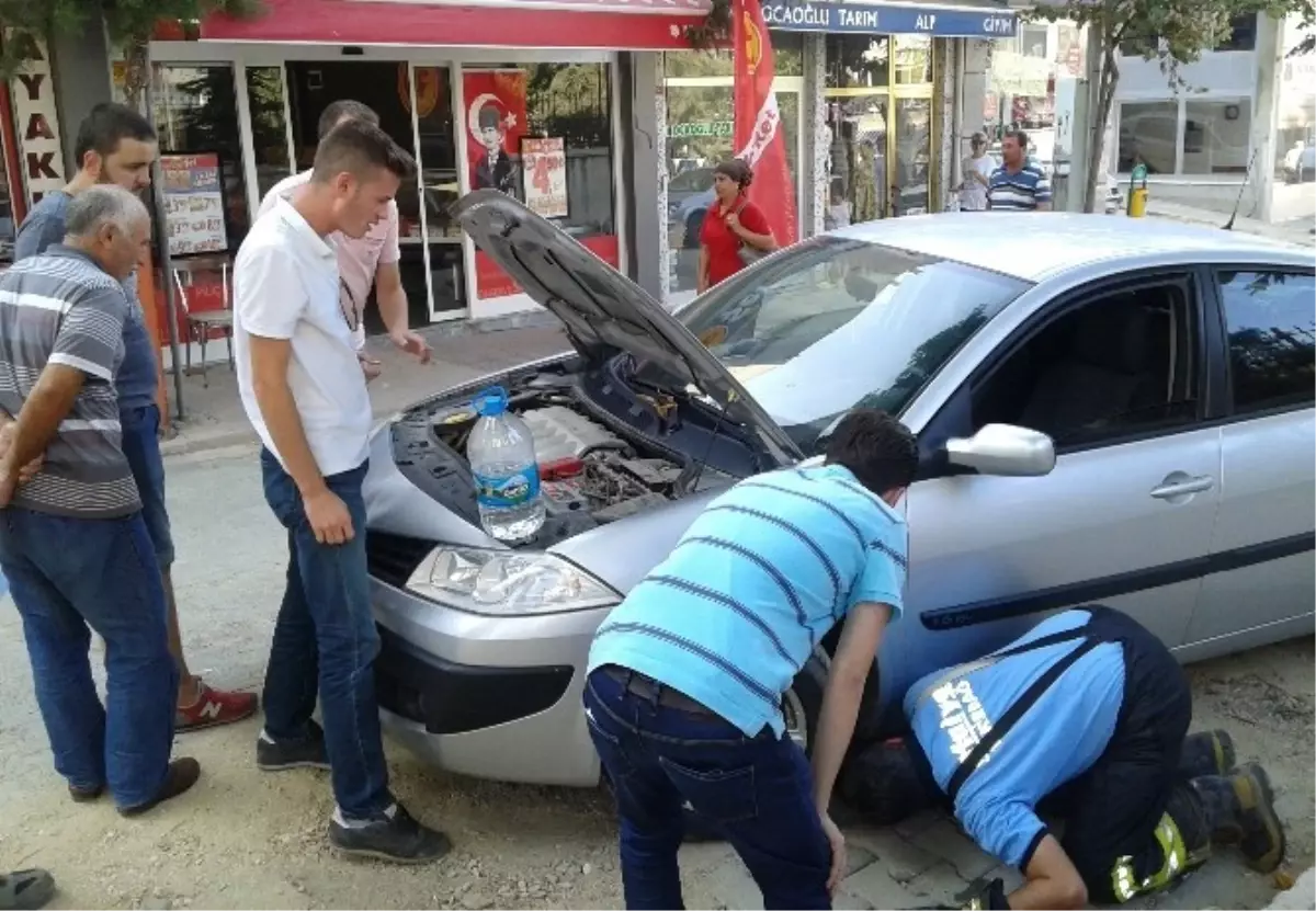 Otomobilde Mahsur Kalan Kediyi İtfaiye Kurtardı