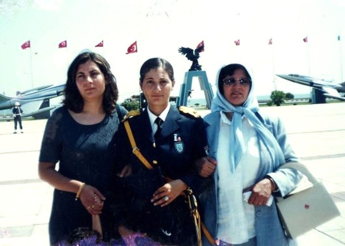 Türk Yıldızları\'nda Pilot Olacaktı, Hostes Oldu