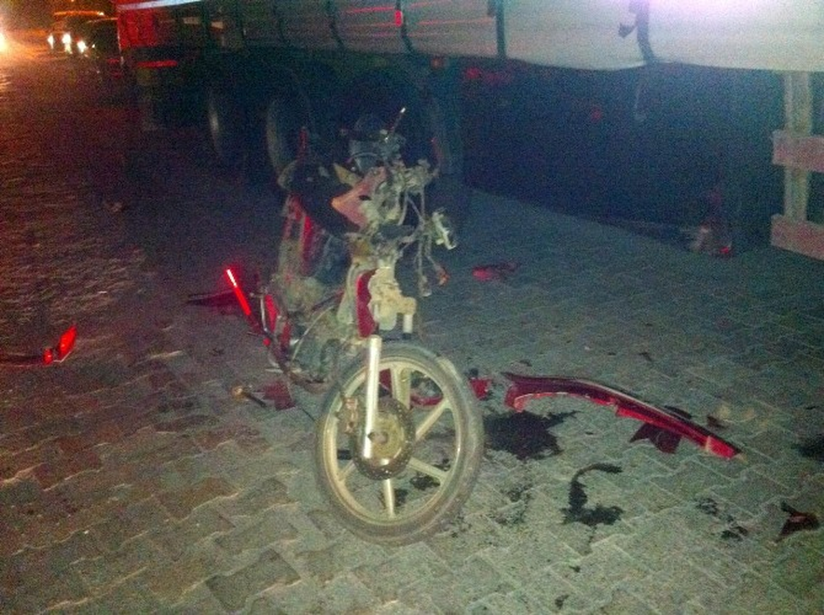 Park Halindeki Tır\'a Çarpan Motosiklet Sürücüsü Yaralandı