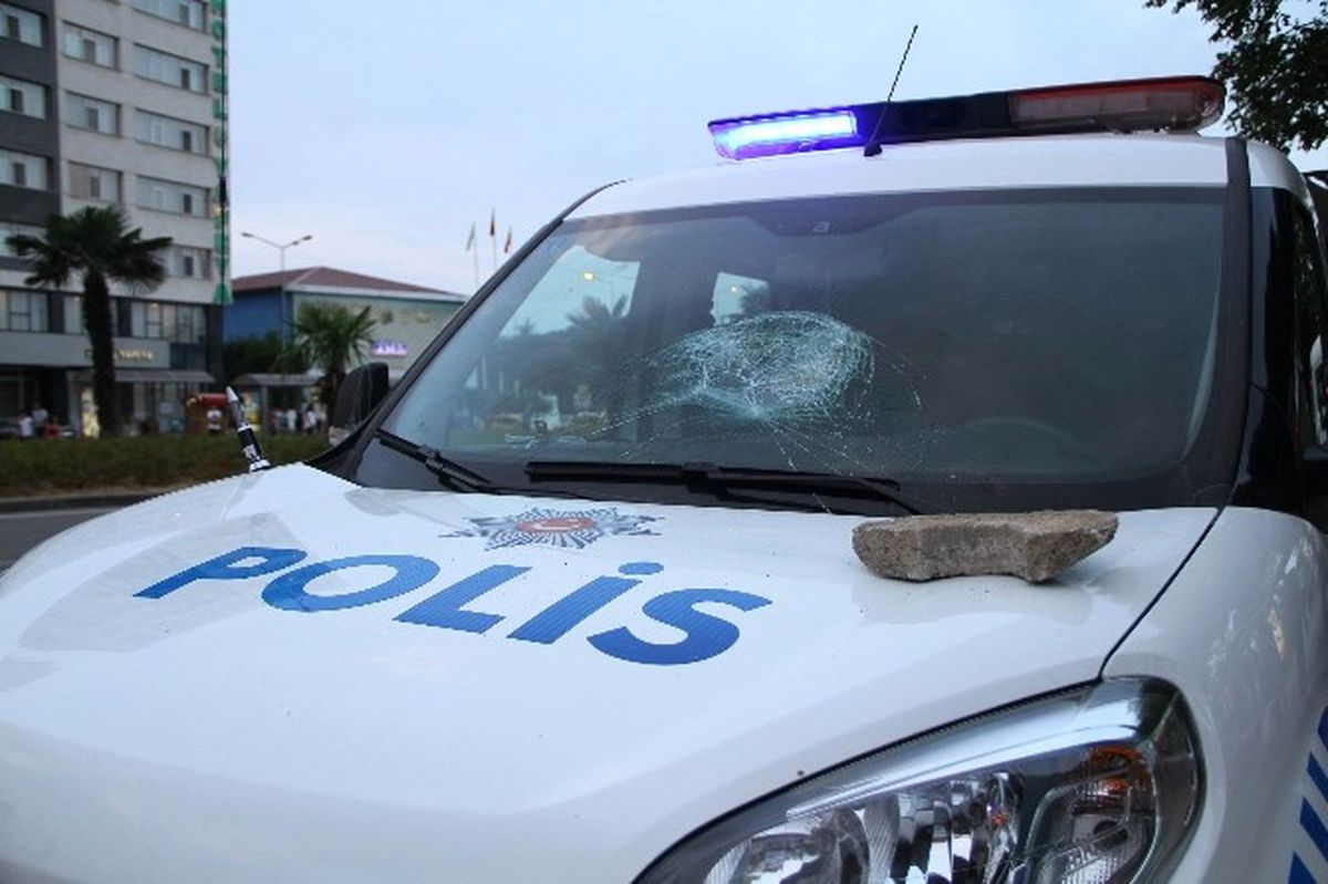 Samsun\'da Polis Aracına Taş Atan Kadın Gözaltına Alındı