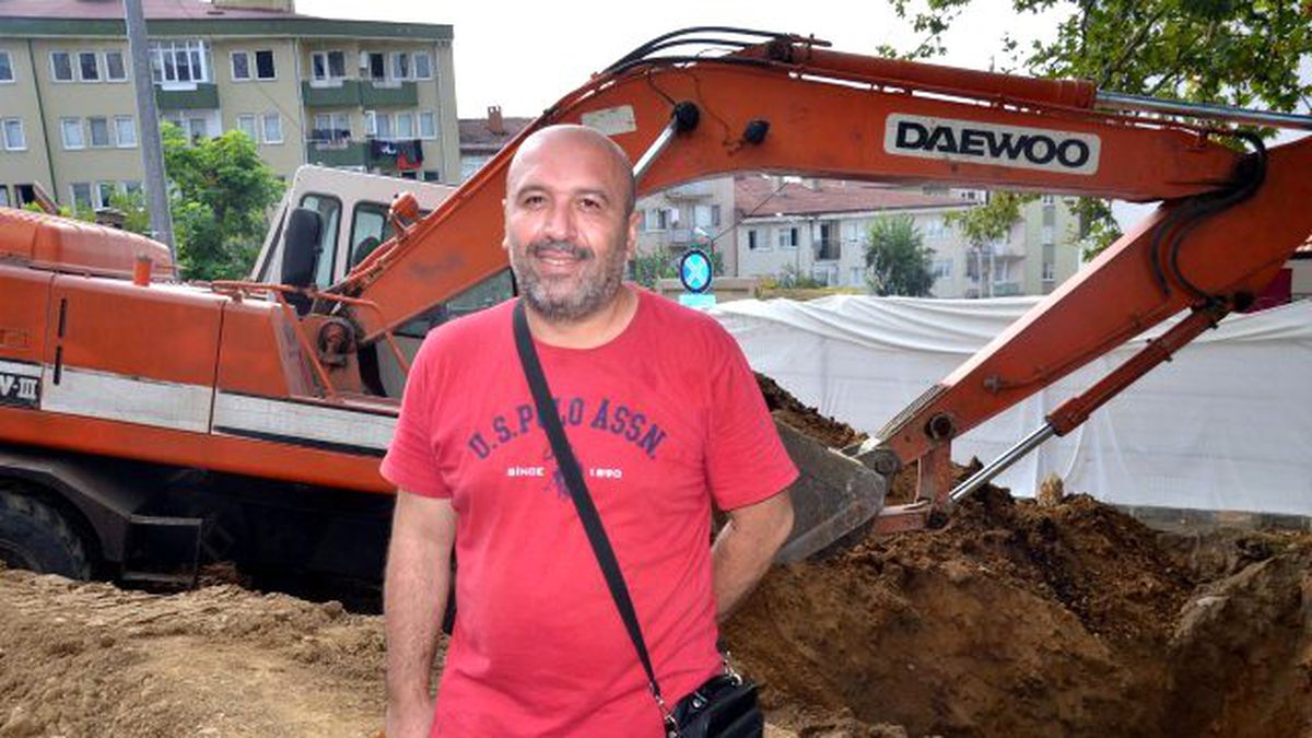 Şehir Merkezinde Kepçeyle Define Aradı