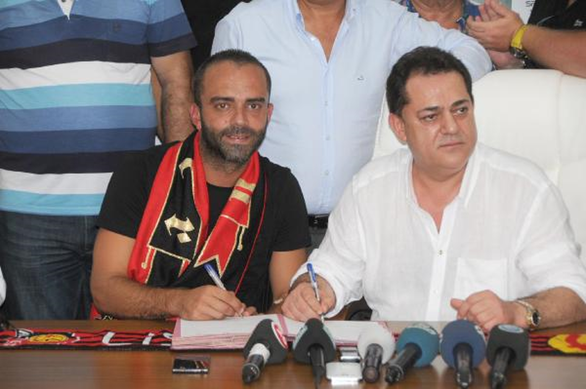 Semih Şentürk Eskişehirspor\'la Sözleşme İmzaladı