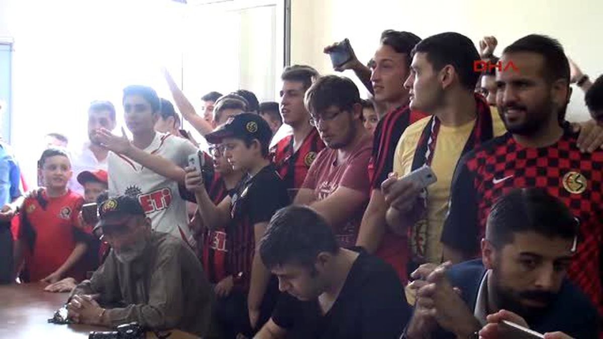 Semih Şentürk Eskişehirspor\'la Sözleşme İmzaladı