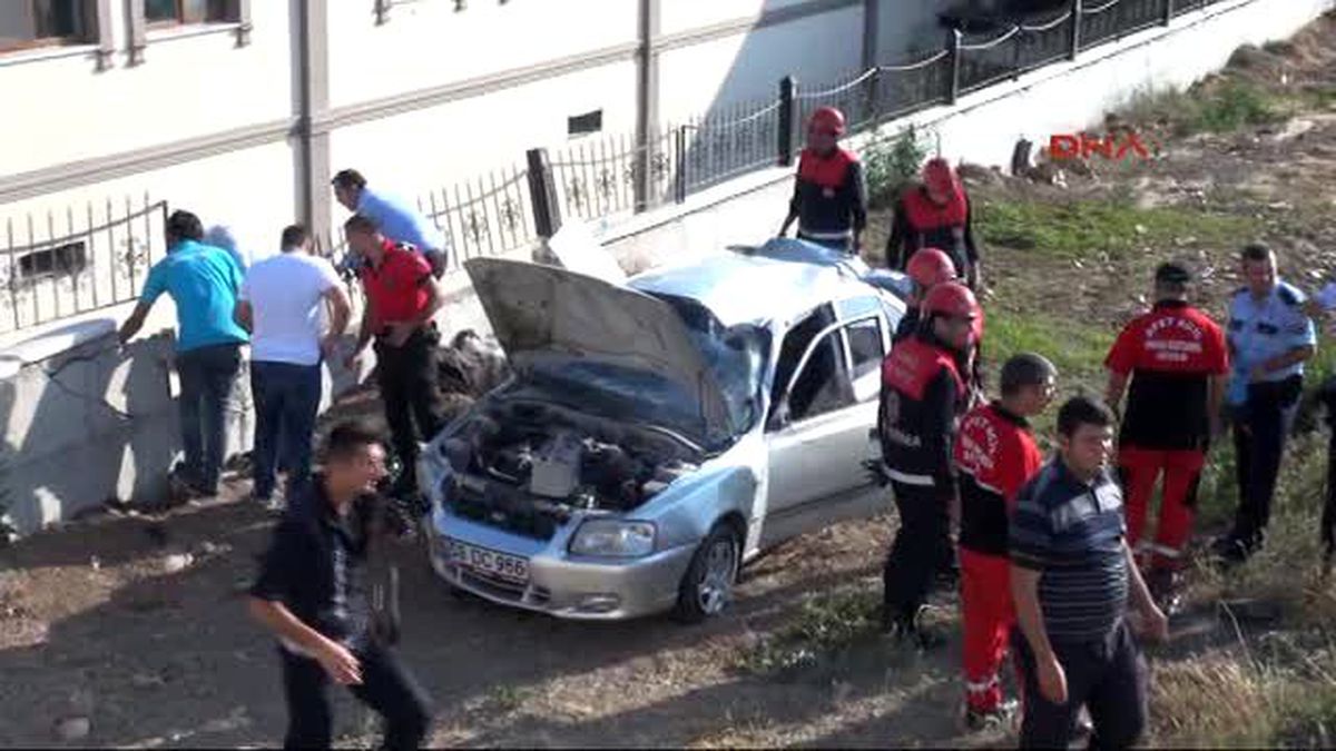 Sivas Aracın Arkadan Çarpıp Kaçtığı Otomobilde 2 Kişi Yaralandı