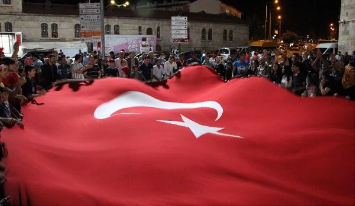 Sivas\'ta Demokrasi Nöbetinde Binlerce Kişi Toplandı