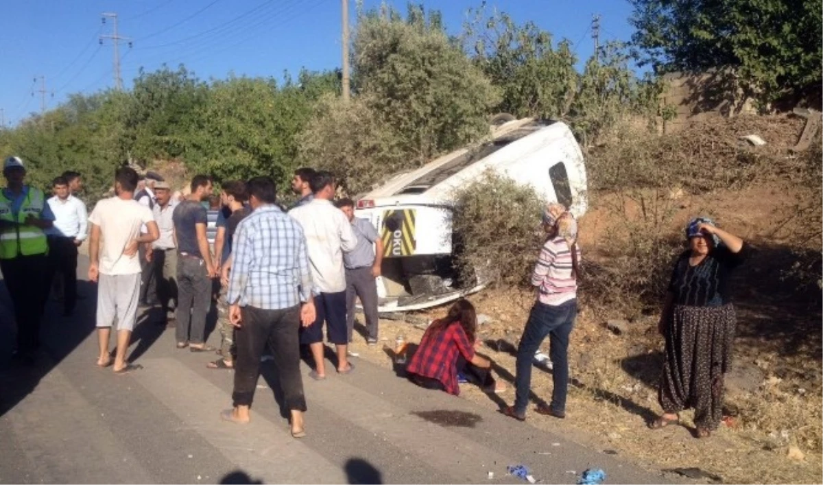 Tekstil İşçilerini Taşıyan Minibüs Takla Attı: 14 Yaralı