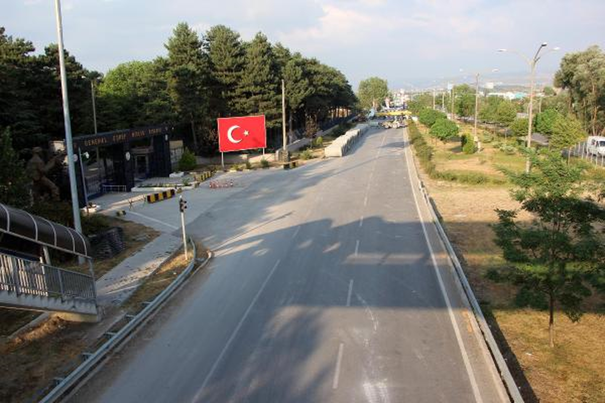 Tugay Komutanlığı Önündeki Beton Bloklar Kaldırıldı