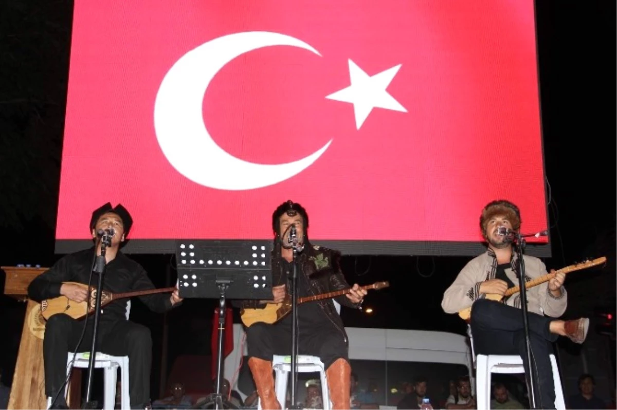 Ünlü Kazak Şarkıcı Nevşehir\'de Demokrasi Nöbetine Katıldı