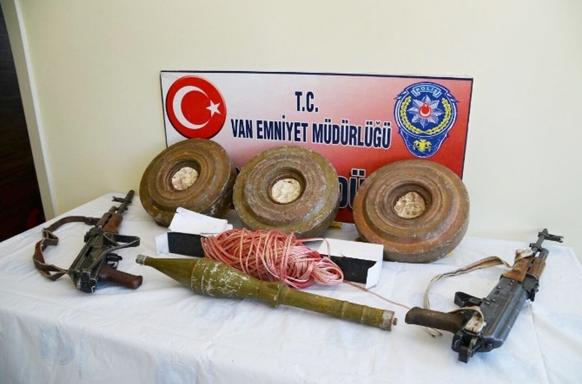 Van\'da Zırhlı Polis Aracına Bombalı Saldırı
