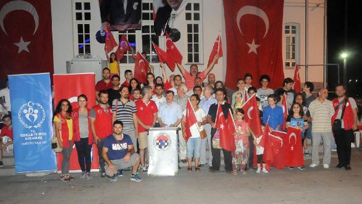 Yalova\'da Demokrasi Nöbeti Bu Kez \'Satranç\' Oynayarak Geçti