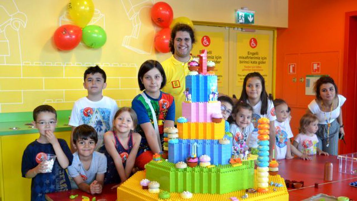1. Yaşını 2700 parçalık dev LEGO pastasıyla kutladı