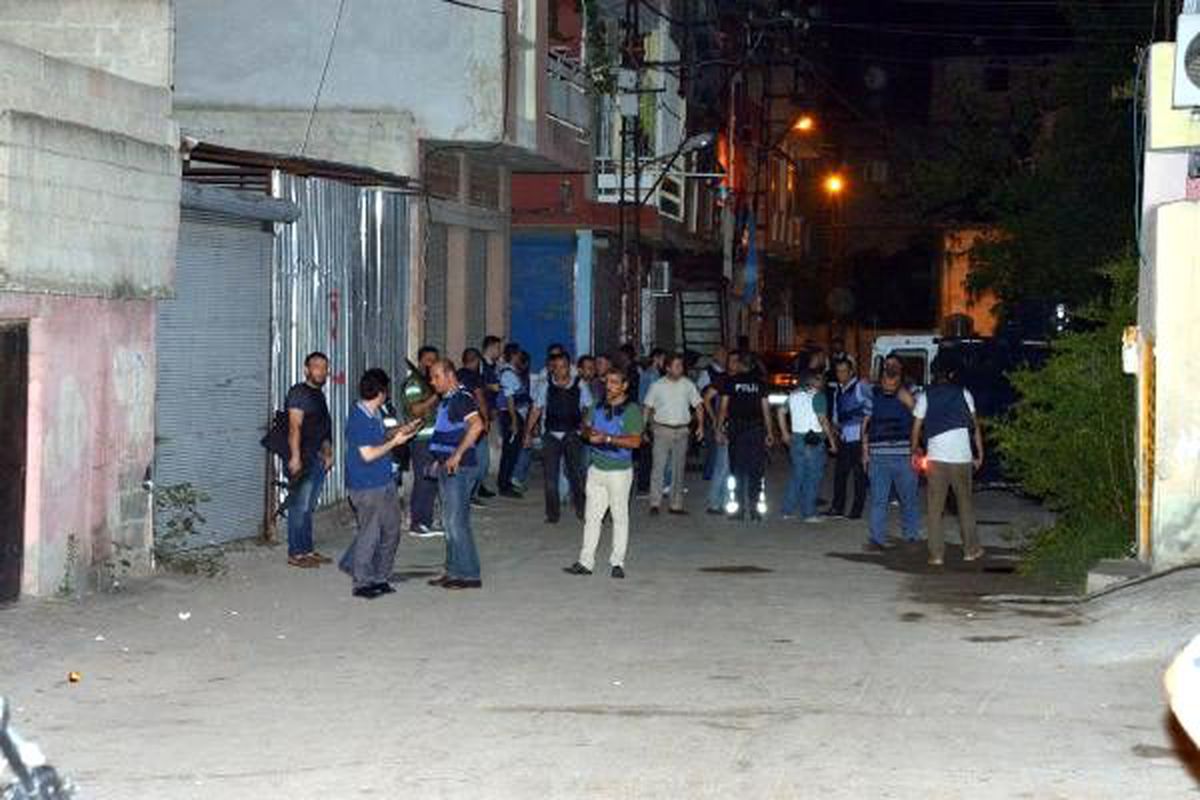 Adana\'da Silahlı Çatışma: 1 Polis Şehit, 2\'si Polis, 3 Yaralı (Yeniden)