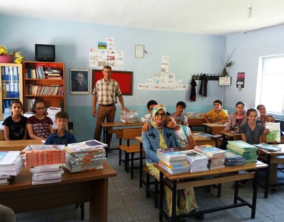 Adilcevaz\'daki Öğrencilere Kaynak Kitap Desteği