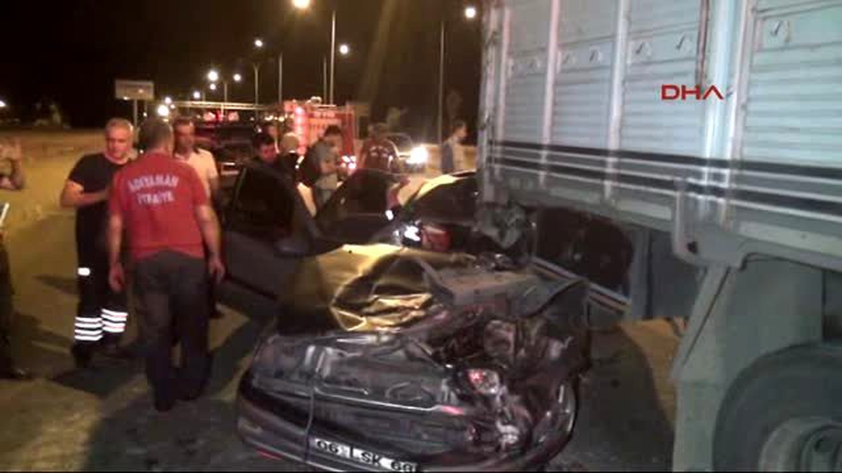 Adıyaman Işıkta Bekleyen Kamyona Çarpan Otomobilin Sürücüsü Yaralandı