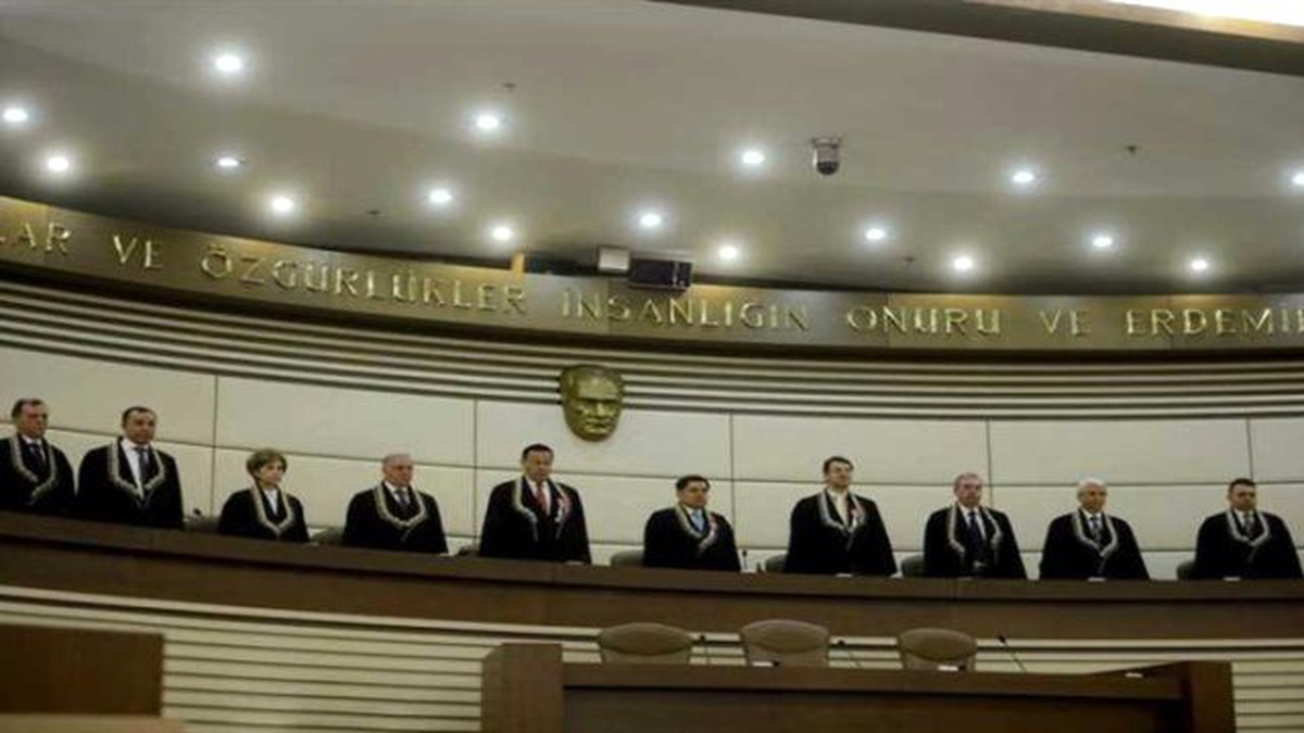 Anayasa Mahkemesi\'nin 2 Üyesi Meslekten İhraç Edildi