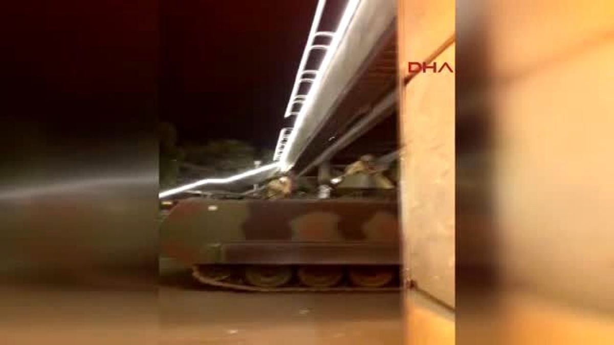 Darbecilerle Polisin Çatışması Kameralara Yansıdı