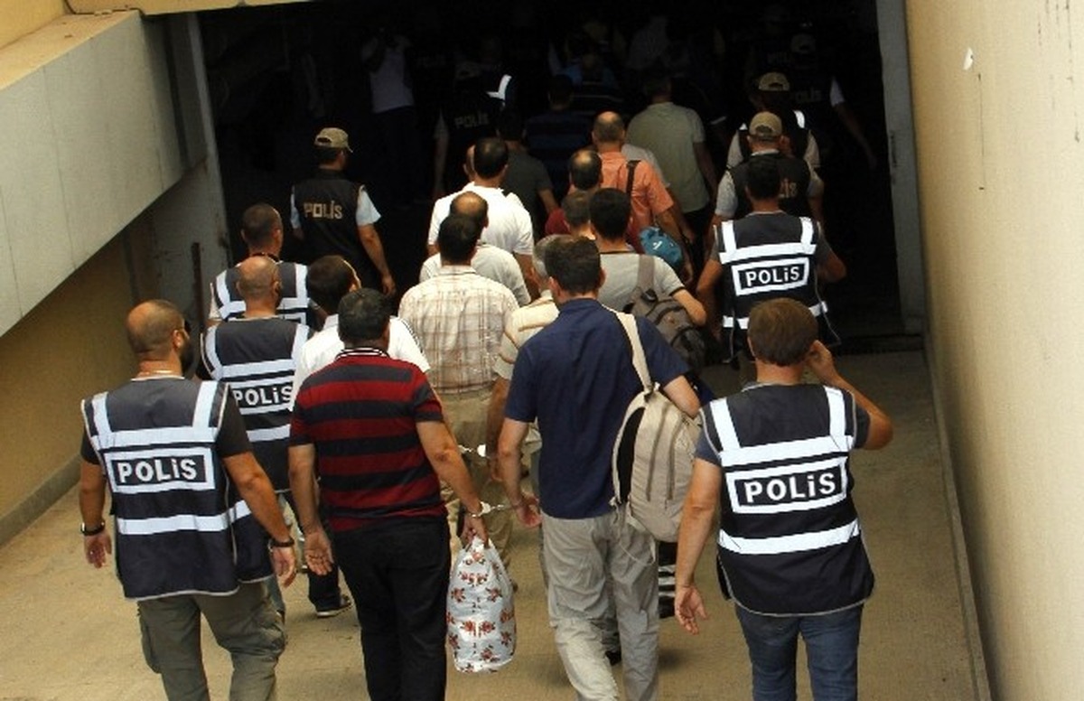 Antalya\'da 22 Rütbeli Polis Tutuklandı
