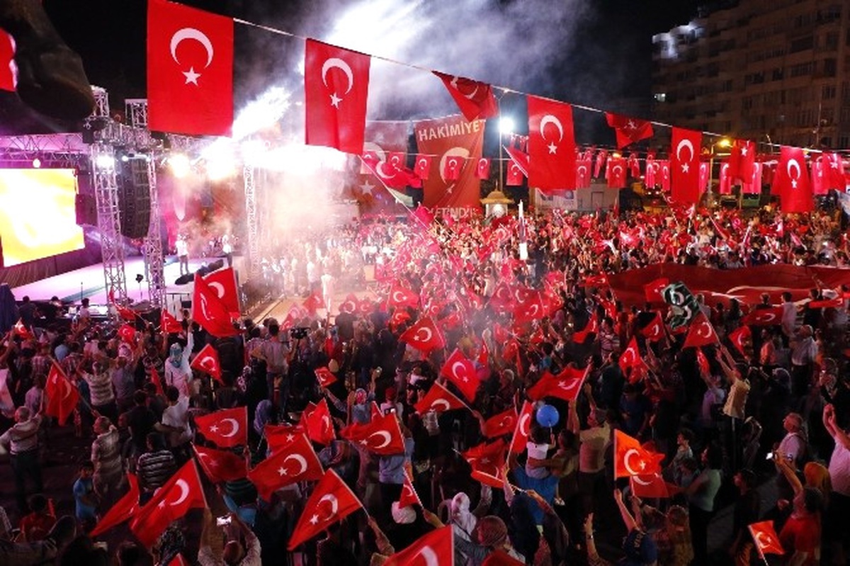 Antalya\'daki Patlama Demokrasi Nöbetine Engel Olamadı