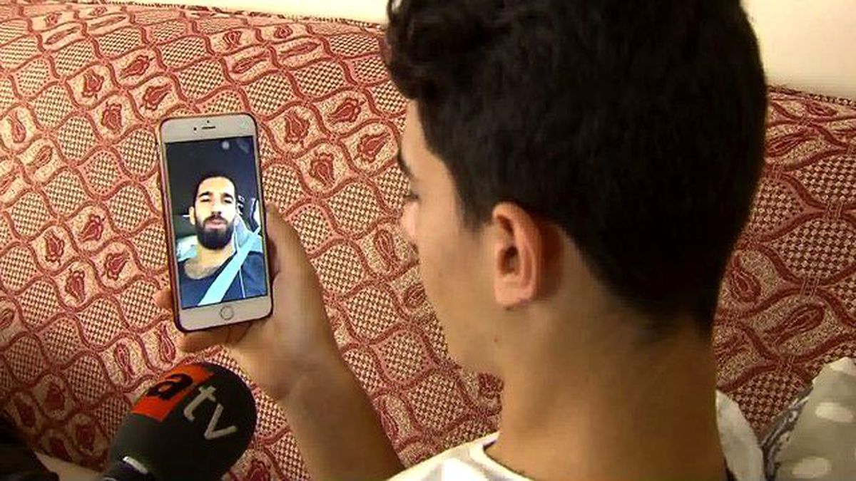 Arda Turan, Darbeci Askerlerin Ateşiyle Yaralanan Abdüssamet Akkaya'yla Görüştü