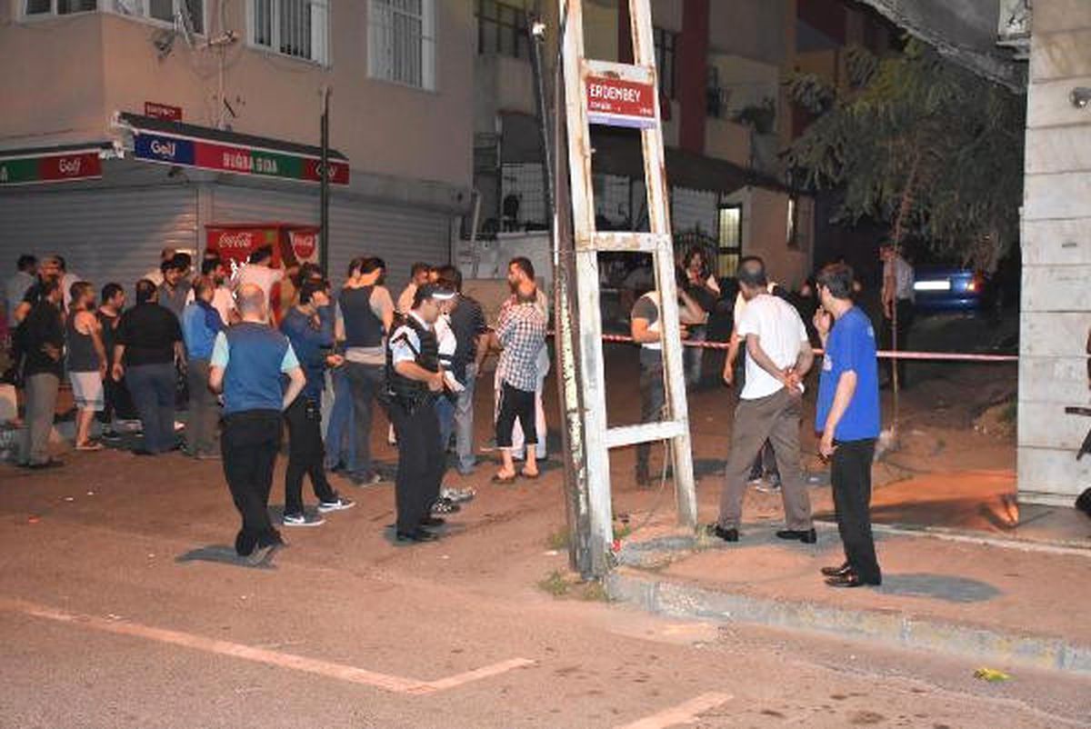Ataşehir\'de Silahlı Çatışma: 12 Yaşındaki Çocuk Öldü, 2\'si Polis 3 Yaralı