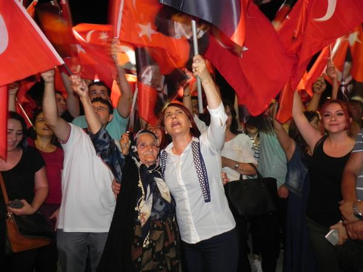 Avcılar\'da 10\'uncu Yıl Marşlı İki Demokrasi Nöbeti