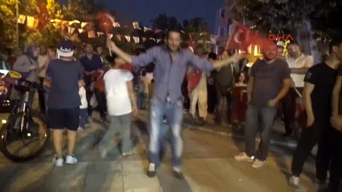 Avcılar\'da 10\'uncu Yıl Marşlı İki Demokrasi Nöbeti