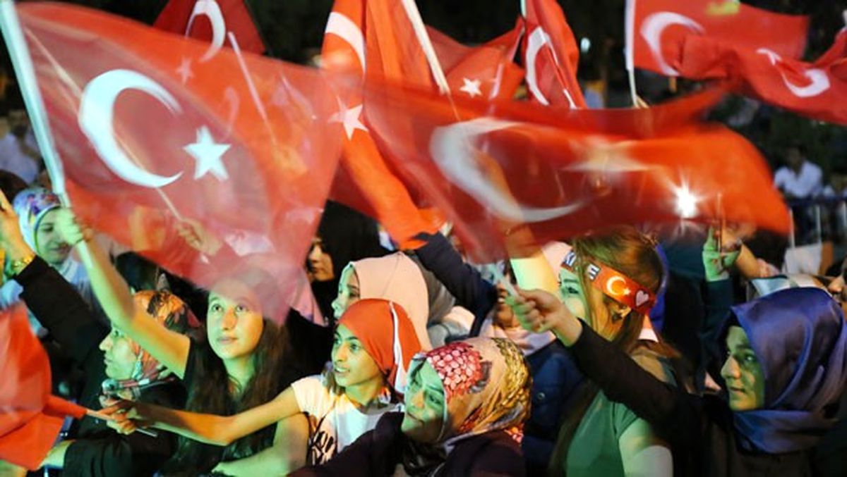 Avrupalı İzinciler Demokrasi Nöbetini Bırakmıyor