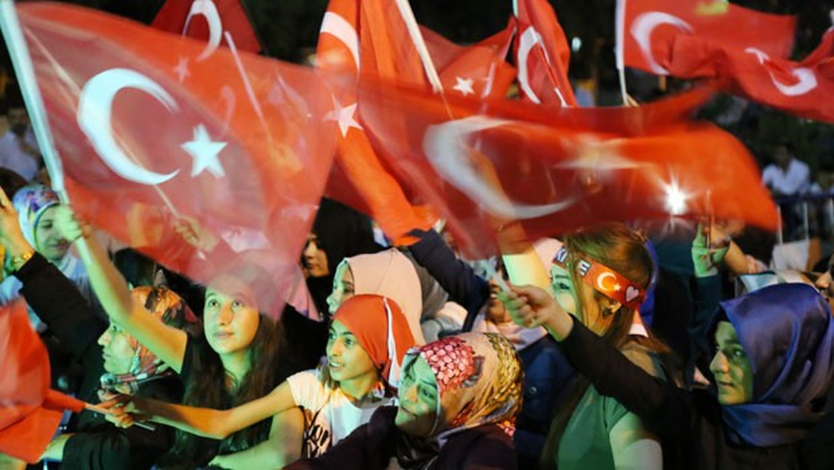 Avrupalı İzinciler Demokrasi Nöbetini Bırakmıyor
